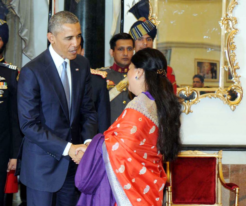 मुख्यमंत्री रविवार को नई दिल्ली में राष्ट्रपति द्वारा श्री बराक ओबामा के सम्मान में आयोजित रात्रि भोज के दौरान श्री ओबामा का अभिवादन करती हुई