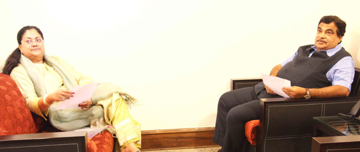 मुख्यमंत्री श्रीमती वसुंधरा राजे शुक्रवार को नई दिल्ली में केन्द्रीय सड़क परिवहन एवं राष्ट्रीय राजमार्ग मंत्राी श्री नितिन गडकरी से भेंट करती हुई