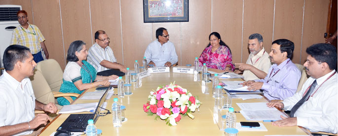 मुख्यमंत्री श्रीमती वसुन्धरा राजे शुक्रवार को नई दिल्ली में नीति आयोग में मुख्यमंत्रियों के उपसमूह की विशेष बैठक में भाग लेते हुए।