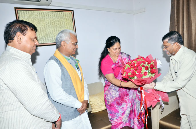 राजस्थान की मुख्यमंत्री श्रीमती वसुंधरा राजे शुक्रवार को नई दिल्ली के उद्योग भवन में केन्द्रीय वस्त्र राज्यमंत्री श्री संतोष गंगवार से मुलाकात करते हुए। साथ में हैं जयपुर सांसद श्री रामचरण बोहरा एवं सेंट्रल वूल बोर्ड के अध्यक्ष श्री जसवंतसिंह बिश्नोई।