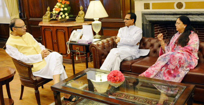 मुख्यमंत्री श्रीमती वसुन्धरा राजे और मध्यप्रदेश के मुख्यमंत्री श्री शिवराज सिंह चैहान केन्द्रीय वित्त मंत्री श्री अरूण जेटली से शुक्रवार शाम नई दिल्ली में नार्थ ब्लाॅक स्थित कार्यालय में मुलाकात करते हुए।