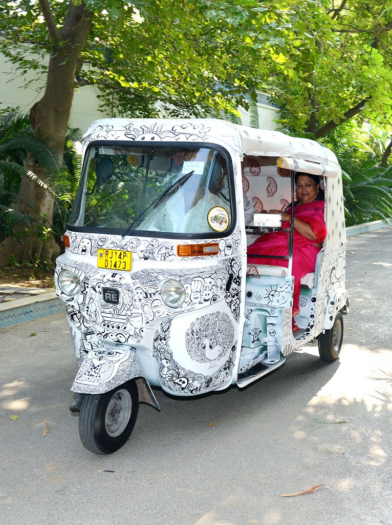 मुख्यमंत्री श्रीमती वसुन्धरा राजे राजस्थानी लोककथाओं पर आधारित चित्रो से सजे आॅटोरिक्शा में बैठकर एसएमएस कन्वेंशन सेंटर जाती हुई ।