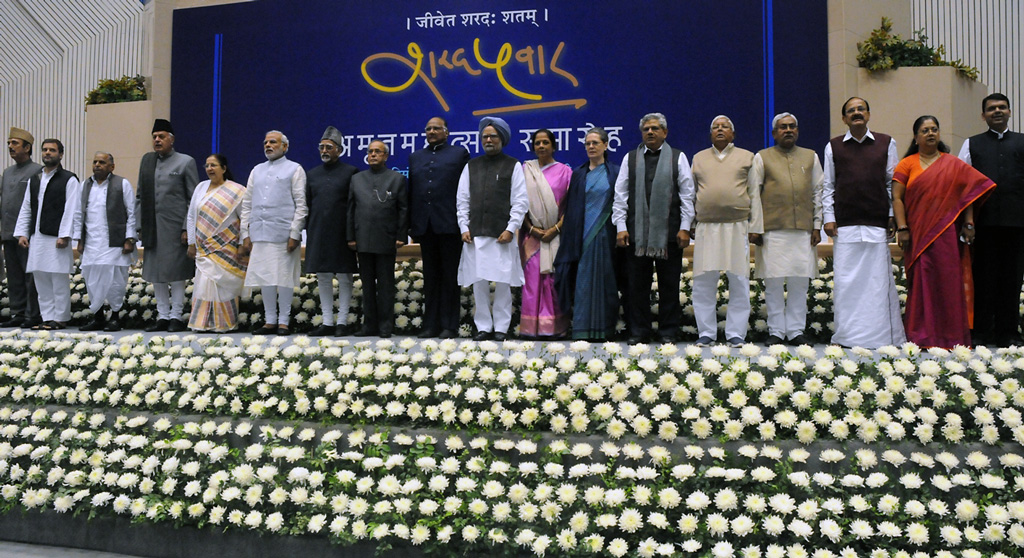 मुख्यमंत्री श्रीमती वसुन्धरा राजे गुरुवार सायं नई दिल्ली के विज्ञान भवन में पूर्व केन्द्रीय मंत्री श्री शरद पवार के 75वें जन्मदिवस समारोह में भाग लेते हुए।