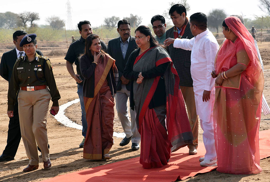 Chief Minister Vasundhara Raje welcomed on arrival at Ajmer