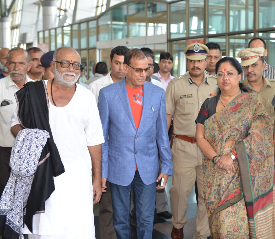 CM-Morari Bapu-18-3-16 (3)