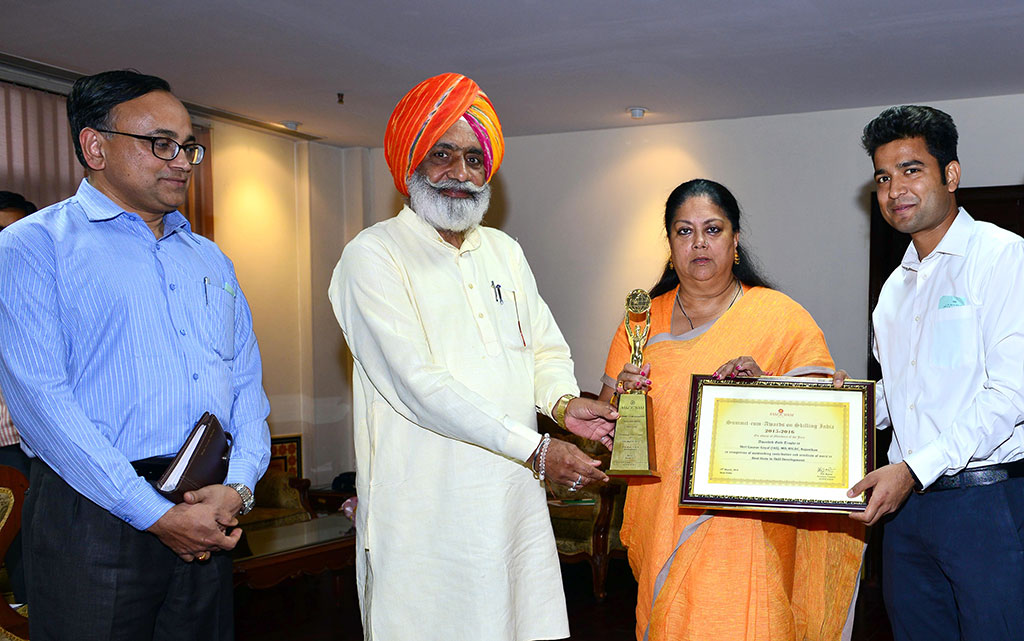 Vasundhara Raje - Gold trophy presented to CM Vasundhara Raje of Skills Development