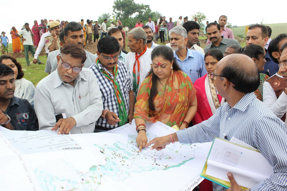 मुख्यमंत्री डूंगरपुर जिले में दाखिल होते ही एक्शन मोड में मनातफला गांव में जल स्वावलम्बन व पौधारोपण का औचक निरीक्षण किया