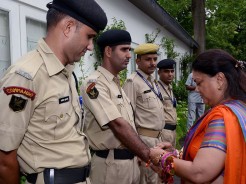 vasundhara raje ties rakhi to policemen