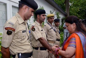 vasundhara raje ties rakhi to policemen