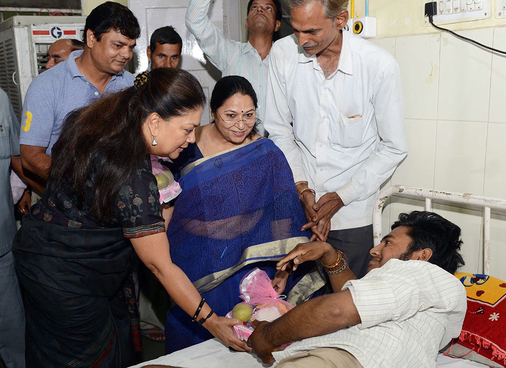 CM distributed Fruits to patients pm modi's birthday