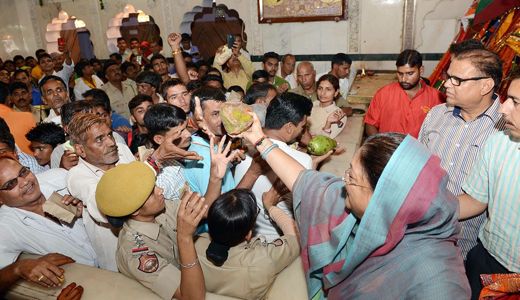 CM Vasundhara raje - मोती डूंगरी mandir