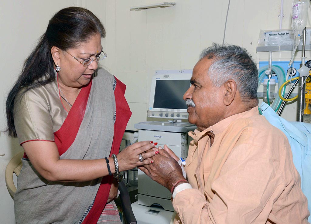 cm meets kirodi singh bainsla in SMS Hospital CMP_7863