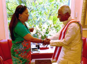 cm meets bandaru dattatreya CMA_9996