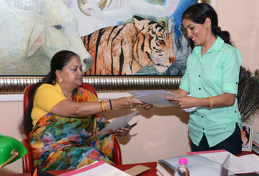 cm meets everest winner asha jhajharia CMA_4515
