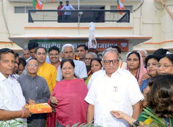 vasundhara-raje-celebratiing-Presidential-win-Shri-Ramnath-Kovind-CMP_5536