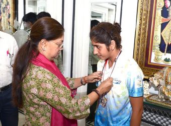 vasundhara raje congratulates swimming champion firdaush kayamkhani CMA_5388