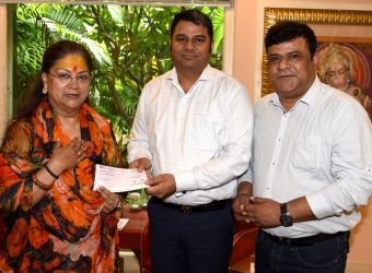 cm flood relief cheque CLP_8698