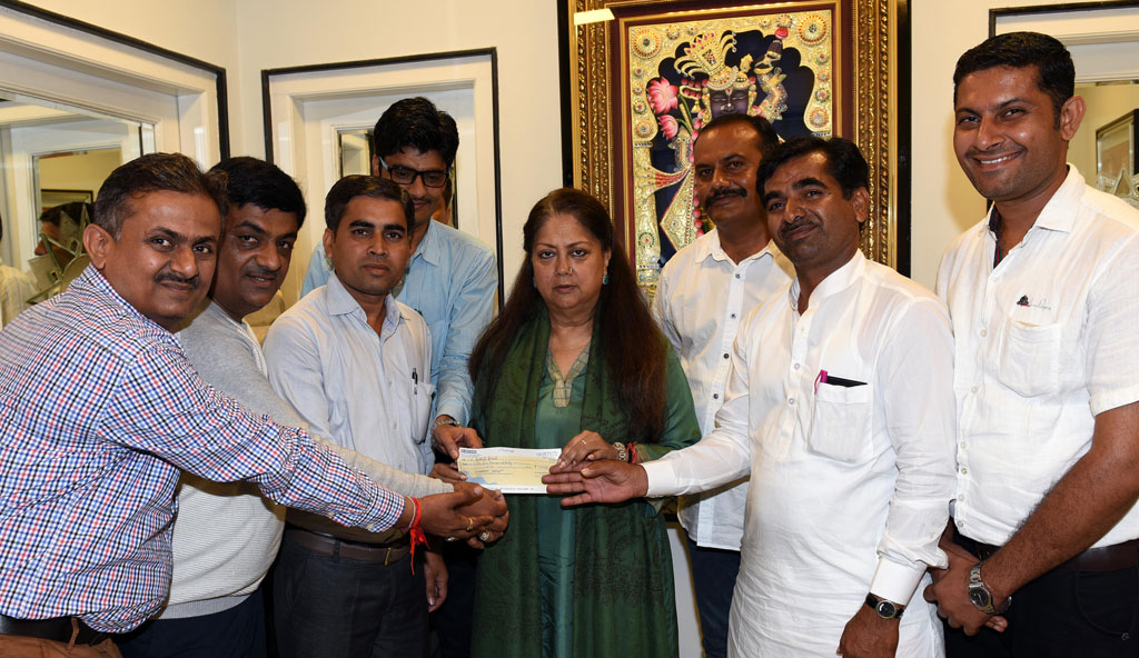 cm flood relief cheque CLP_9588