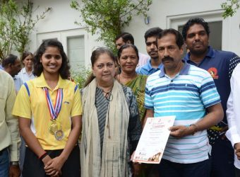vasundhara raje congratulates badminton player Priyanka Kumavat CMP_8174