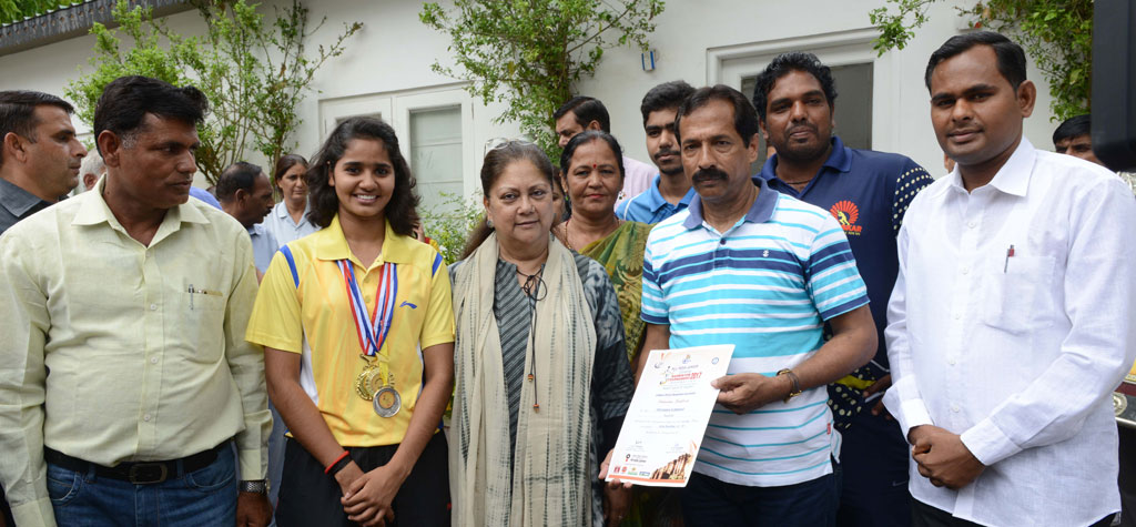 vasundhara raje congratulates badminton player Priyanka Kumavat CMP_8174