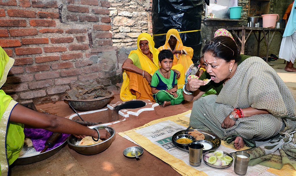 vasundhara raje lunch dalit family house apka zila apki sarkar bundi CMA_0107