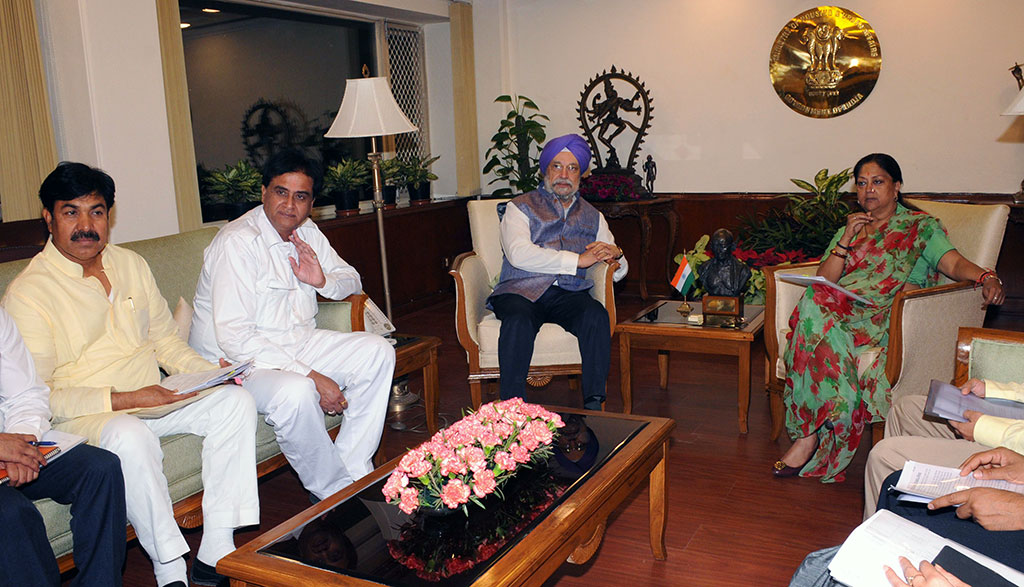 vasundhara raje meeting with Union Minister of Housing Urban Affairs Shri Hardeep Singh Puri DSC_1933