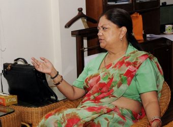vasundhara raje niti aayog member bibek debroy DSC_18611