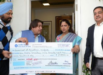 cm-janardhan-singh-gehlot-cheque-CMP_0207