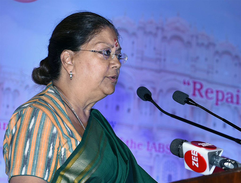 vasundhara-raje-nitin-gadkari-at-road-bridge-seminar-CLP_87822