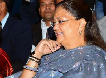 vasundhara-raje-rajasthan-heritage-week-fashion-show-diggi-palace-CMA_19399