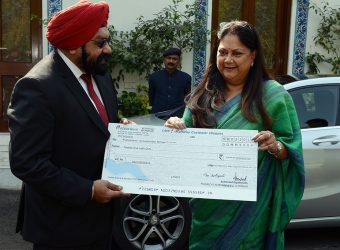 Vasundhara Raje - CM for jal swavlamban abhiyan presented a check of 27 Lakh