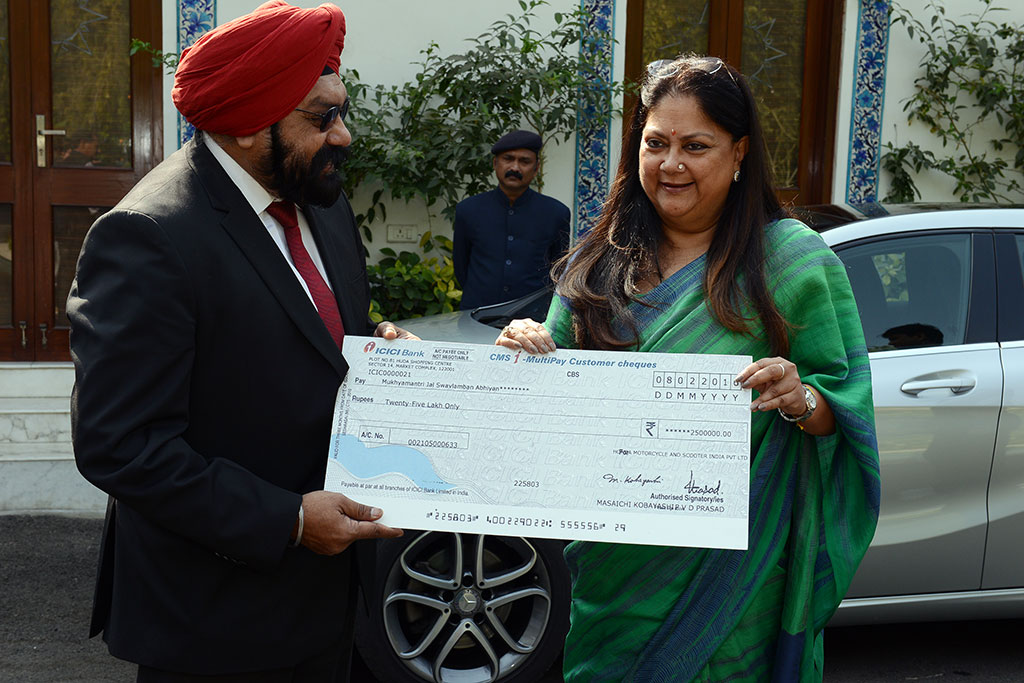 Vasundhara Raje - CM for jal swavlamban abhiyan presented a check of 27 Lakh