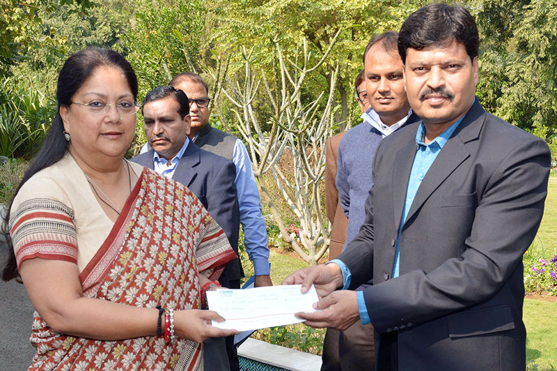 For jal swavlamban abhiyan 1.51 lakh cheque gifted to CM
