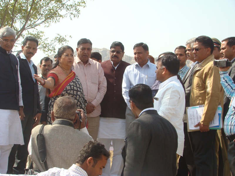 CM Vasundhara Raje in Jal Swavalamban Abhiyan done Shramdaan on Sikar 9
