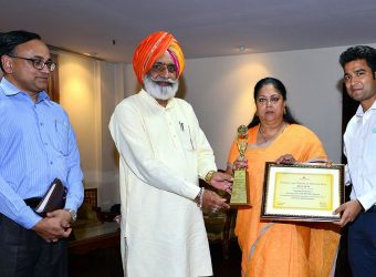 Vasundhara Raje - Gold trophy presented to CM Vasundhara Raje of Skills Development
