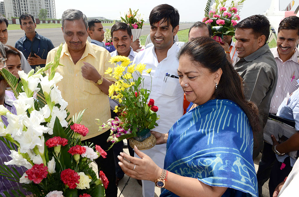 Chief Minister of rajasthan welcome at Jaipur Airport
