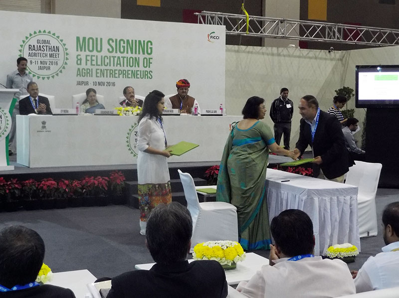 MoU signing In front of the Union Minister for Urban Development Housing, Urban Poverty Alleviation, & Parliamentary Affairs, Mr. Venkaiah Naidu and the Chief Minister of Rajasthan, Ms. Vasundhara Raje. The MoU signing was done by Principal Secretary Agriculture, Ms. Neelkamal Darbari on behalf of the Government of Rajasthan today at 'GRAM 2016' at JECC, Sitapura, Jaipur.